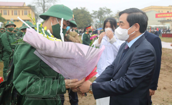   Đồng chí Nguyễn Tiến Thành, Phó Bí thư thường trực Tỉnh ủy, Chủ tịch Nh88 - Cá Cược Mỗi Ngày - Nh88 vip Liền Tay tỉnh dự lễ giao nhận quân năm 2022 tại huyện Kiến Xương