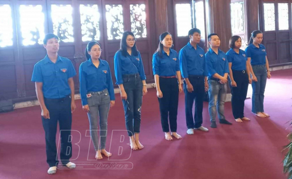   Hơn 200 đoàn đại biểu dâng hương tưởng niệm các anh hùng liệt sĩ