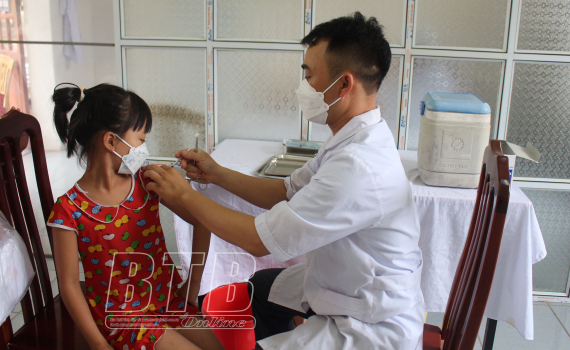   Đợt 52 tổ chức tiêm 74.570 liều vắc-xin phòng Covid-19 cho người từ 5 tuổi trở lên