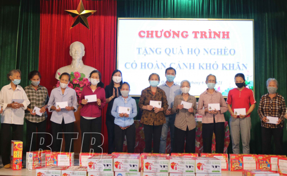   Trao 42 suất quà cho gia đình có hoàn cảnh khó khăn xã Đông Hoàng