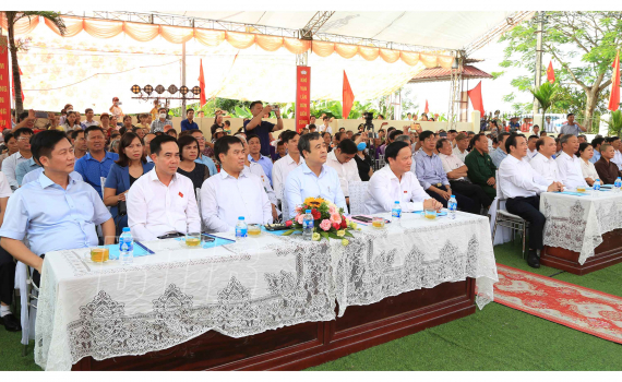   Đồng chí Phó Chủ tịch Nh88 net và Nh881 Bí thư Tỉnh ủy dự ngày hội đại đoàn kết toàn Nh88 con tại thôn 8, xã Vũ Đoài