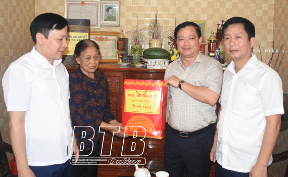   Đồng chí Nguyễn Khắc Thận, Phó Bí thư Tỉnh ủy, Chủ tịch Nh88 casino tỉnh thăm, tặng quà các gia đình chính sách tại huyện Đông Hưng