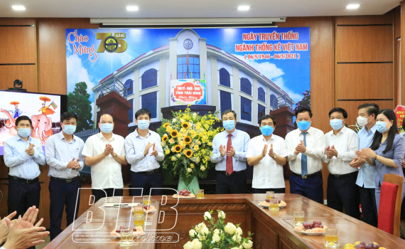   Các Nh881 lãnh đạo tỉnh chúc mừng 75 năm ngày truyền thống ngành Thống kê