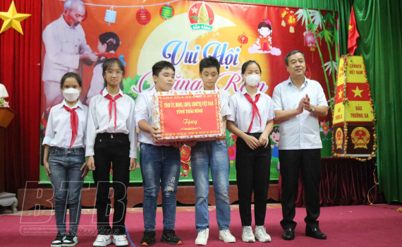   Đồng chí Ngô Đông Hải, Bí thư Tỉnh ủy: Thăm, tặng quà tết Trung thu tại xã Đông Phương và Làng trẻ em SOS Thái Bình