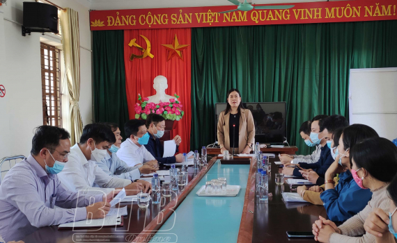   Đồng chí Trần Thị Bích Hằng, Phó Chủ tịch Nh88 casino tỉnh kiểm tra, chỉ đạo Nh88 Nha cai phòng, chống dịch Covid-19 tại huyện Đông Hưng