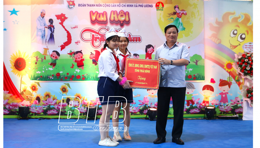   Đồng chí Nguyễn Khắc Thận, Phó Bí thư Tỉnh ủy, Chủ tịch Nh88 casino tỉnh thăm, tặng quà thiếu nhi xã Phú Lương nhân dịp tết Trung thu