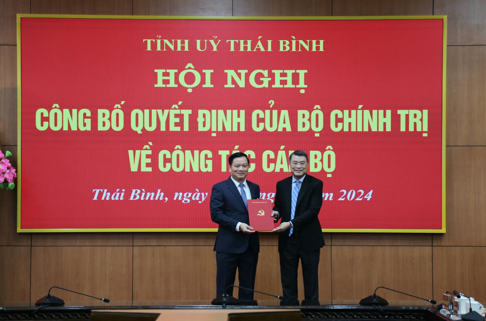   Nh883 quyết định của Bộ Chính trị chuẩn y chức danh Bí thư Tỉnh ủy Thái Bình