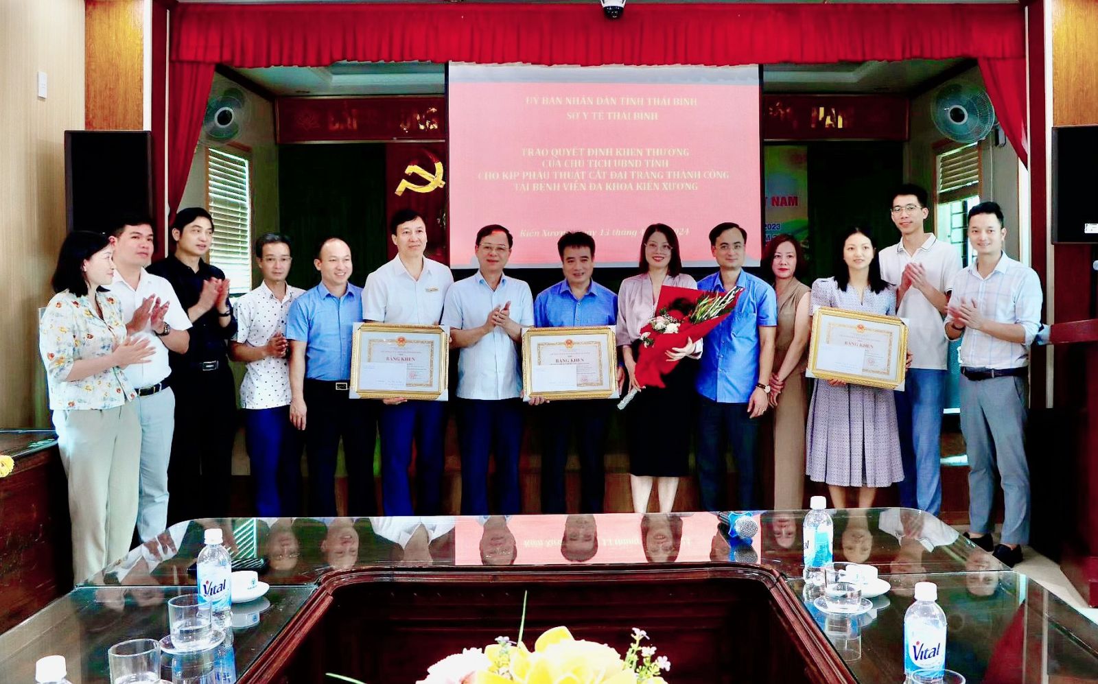  Chủ tịch Nh88 casino tỉnh khen thưởng kíp phẫu thuật xuyên đêm cứu bệnh nhân tại Bệnh viện Đa khoa huyện Kiến Xương