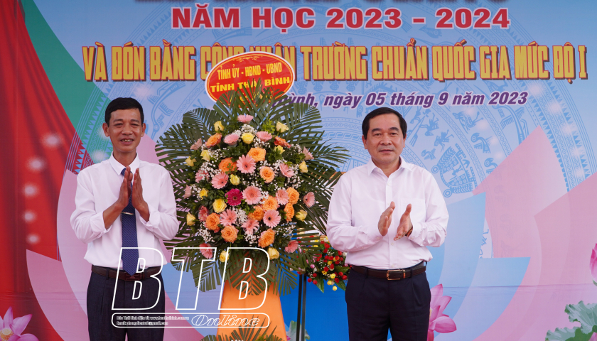   Đồng chí Nguyễn Tiến Thành, Phó Bí thư thường trực Tỉnh ủy, Chủ tịch Nh88 - Cá Cược Mỗi Ngày - Nh88 vip Liền Tay tỉnh: Chúc mừng năm học mới thầy và trò Trường THCS Thụy Quỳnh