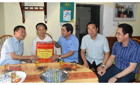   Đồng chí Nguyễn Tiến Thành, Phó Bí thư thường trực Tỉnh ủy, Chủ tịch Nh88 - Cá Cược Mỗi Ngày - Nh88 vip Liền Tay tỉnh thăm, tặng quà các gia đình chính sách