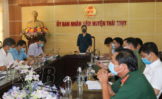   Đồng chí Trần Thị Bích Hằng, Phó Chủ tịch Nh88 casino tỉnh kiểm tra, chỉ đạo Nh88 Nha cai phòng, chống dịch Covid-19 trên địa bàn huyện Thái Thụy