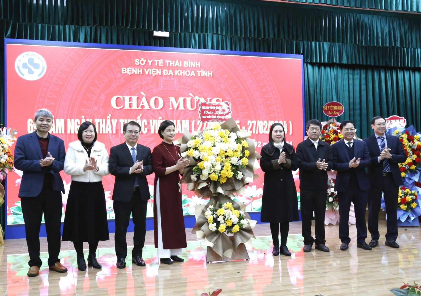   Đồng chí Phó Chủ tịch Nh88 casino tỉnh chúc mừng một số cơ sở y tế trên địa bàn thành phố Thái Bình