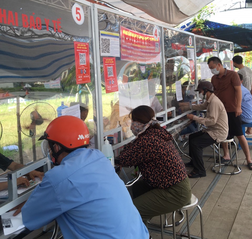   Kiểm tra, xử lý và chấm dứt ngay tình trạng ùn tắc giao thông tại các chốt kiểm soát dịch trên các tuyến giao thông đường bộ