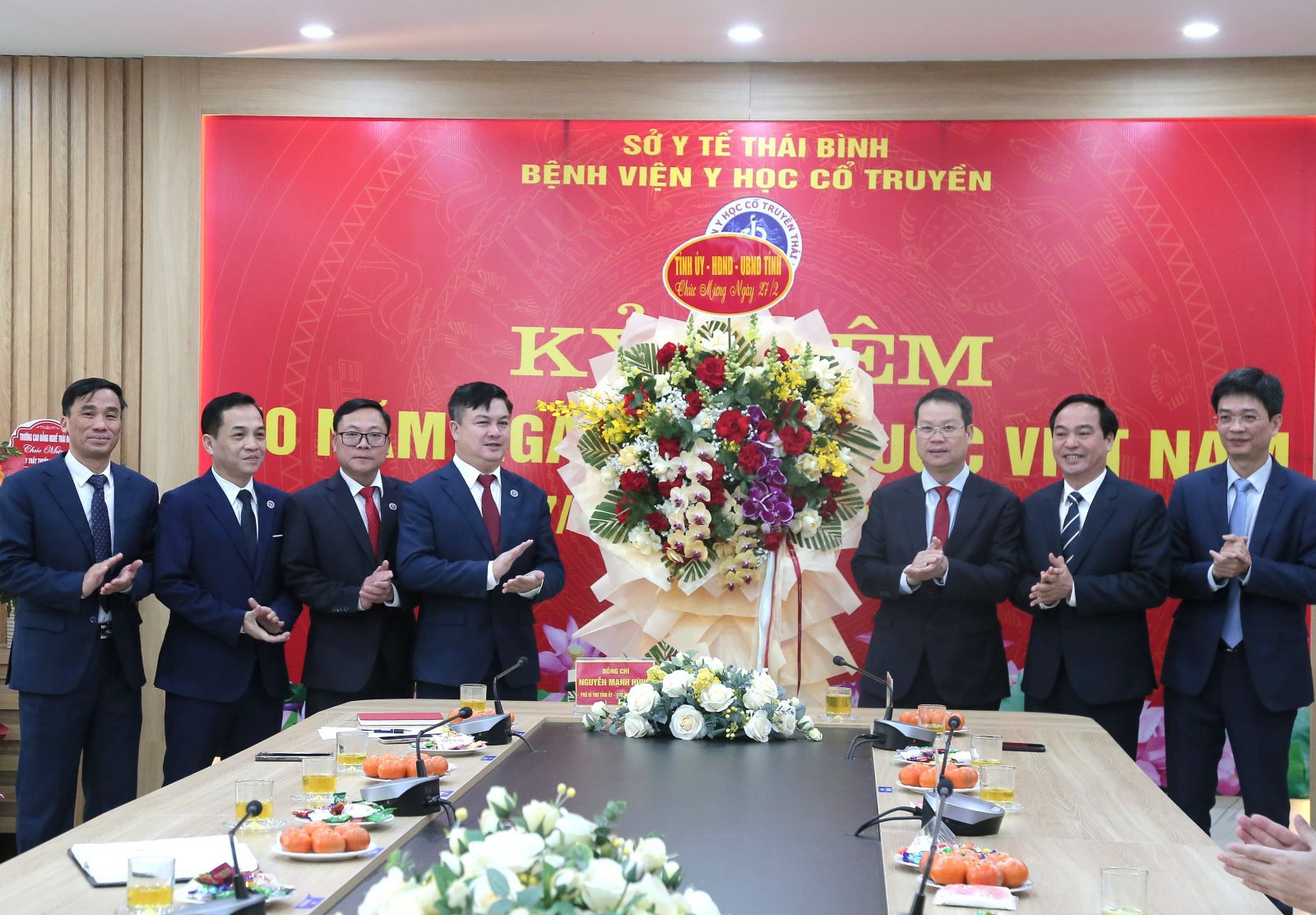   Đồng chí Nguyễn Mạnh Hùng, Phó Bí thư Tỉnh ủy, Chủ tịch Nh88 casino tỉnh thăm, chúc mừng một số đơn vị y tế nhân ngày Thầy thuốc Việt Nam