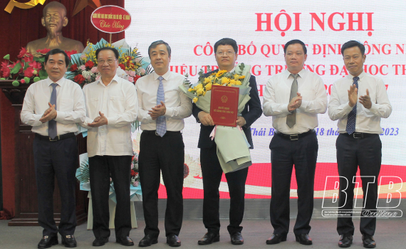   Nh883 và trao quyết định công nhận chức vụ Hiệu trưởng Trường Đại học Thái Bình