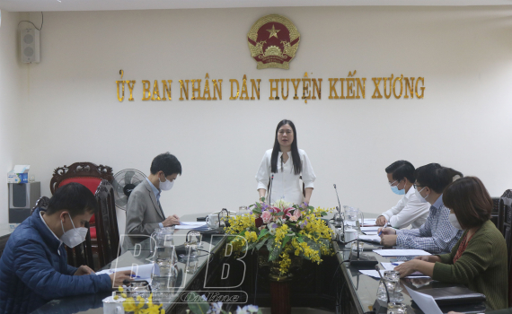   Đồng chí Trần Thị Bích Hằng, Phó Chủ tịch Nh88 casino tỉnh kiểm tra, chỉ đạo Nh88 Nha cai phòng, chống dịch Covid-19 tại Kiến Xương và thành phố Thái Bình