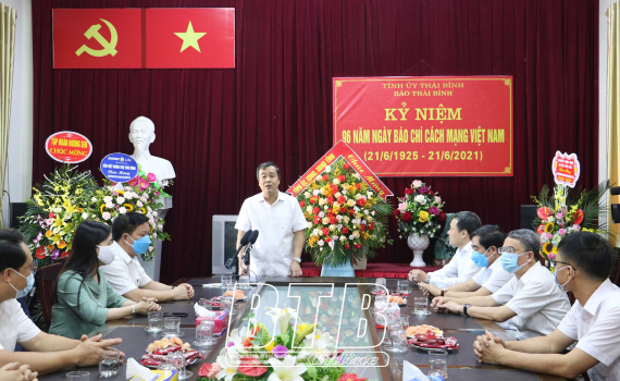   Các Nh881 lãnh đạo tỉnh chúc mừng các cơ quan báo chí nhân ngày Báo chí Cách mạng Việt Nam