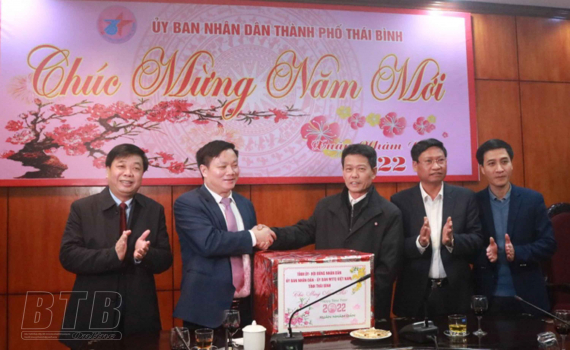   Đồng chí Nguyễn Khắc Thận, Phó Bí thư Tỉnh ủy, Chủ tịch Nh88 casino tỉnh kiểm tra, chúc tết cán bộ, nhân viên một số Nh88, đơn vị trên địa bàn tỉnh đêm giao thừa