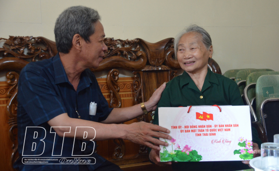   Thăm, tặng quà tại các trung tâm điều dưỡng thương binh, bệnh binh