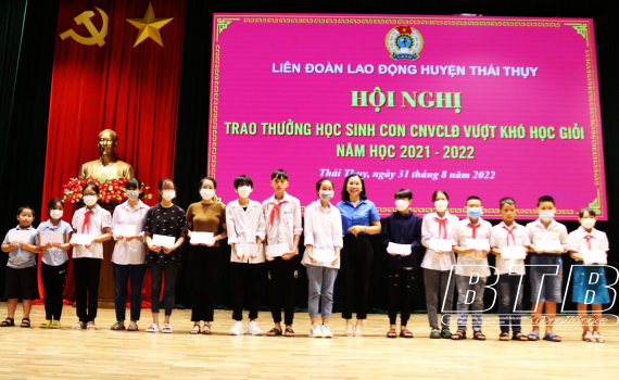   Trao 70 suất học bổng cho học sinh là con công nhân lao động có hoàn cảnh đặc biệt khó khăn