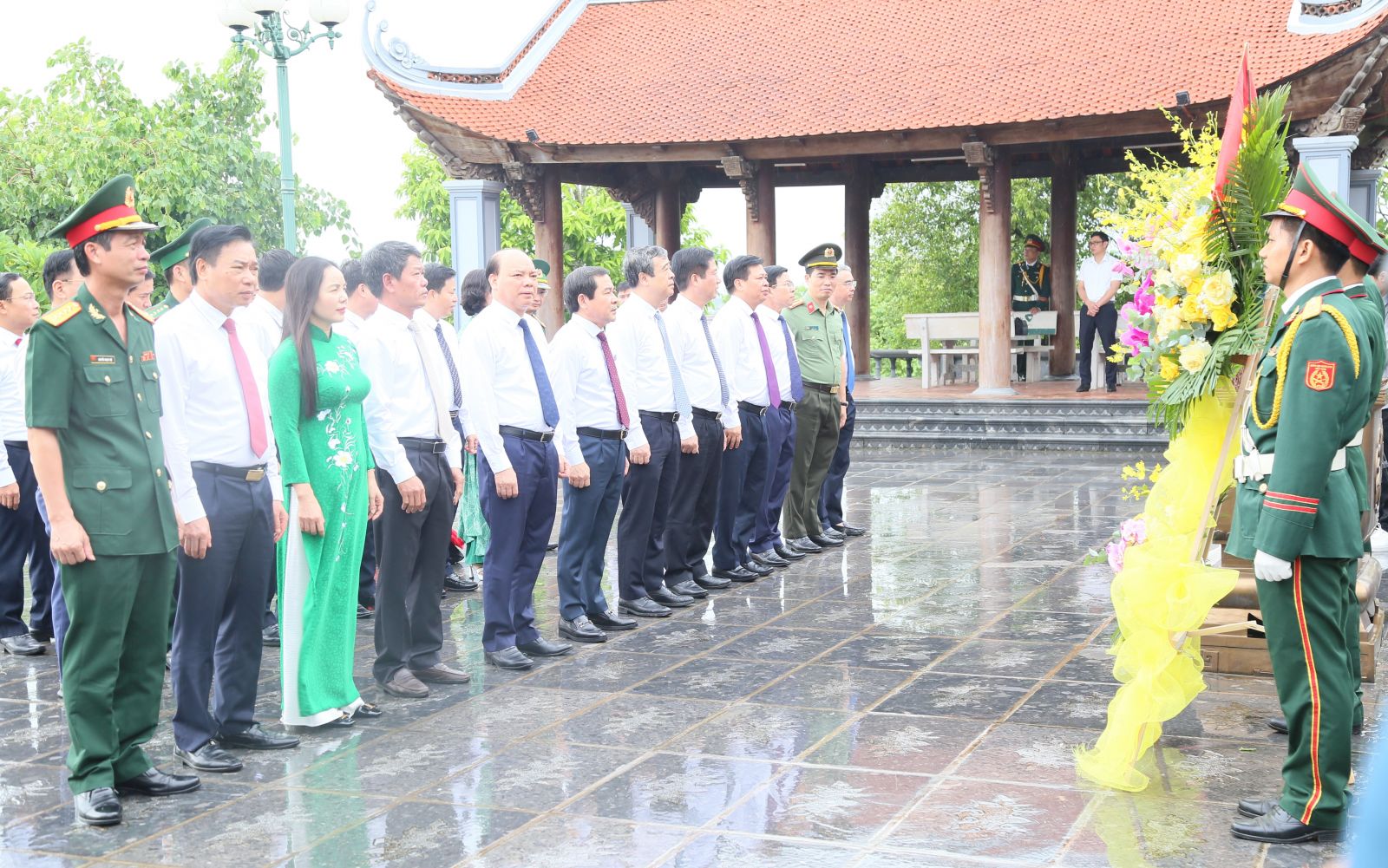   Viếng liệt sĩ, dâng hương tưởng niệm Chủ tịch Hồ Chí Minh và Nh881 Nguyễn Đức Cảnh