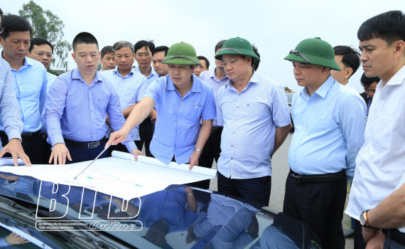   Các Nh881 lãnh đạo tỉnh kiểm tra thực địa các tuyến đường trục trong Khu kinh tế Thái Bình