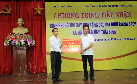   Đảng ủy Khối các cơ quan Trung ương: Trao kinh phí hỗ trợ xây nhà tặng các gia đình chính sách
