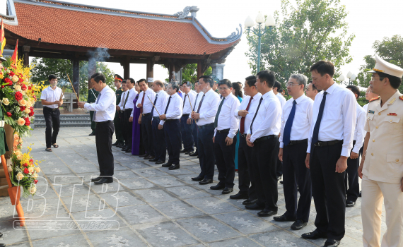   Dâng hương tưởng niệm Chủ tịch Hồ Chí Minh, Nh881 Nguyễn Đức Cảnh và viếng các anh hùng liệt sĩ