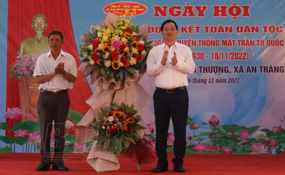   Đồng chí Nguyễn Khắc Thận, Phó Bí thư Tỉnh uỷ, Chủ tịch Nh88 casino tỉnh dự ngày hội đại đoàn kết toàn Nh88 con tại thôn Thượng, xã An Tràng