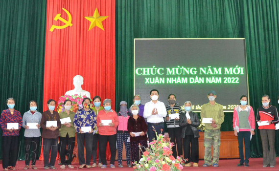   Đồng chí Nguyễn Hồng Diên, Bộ trưởng Bộ Công Thương trao quà tết tại huyện Hưng Hà