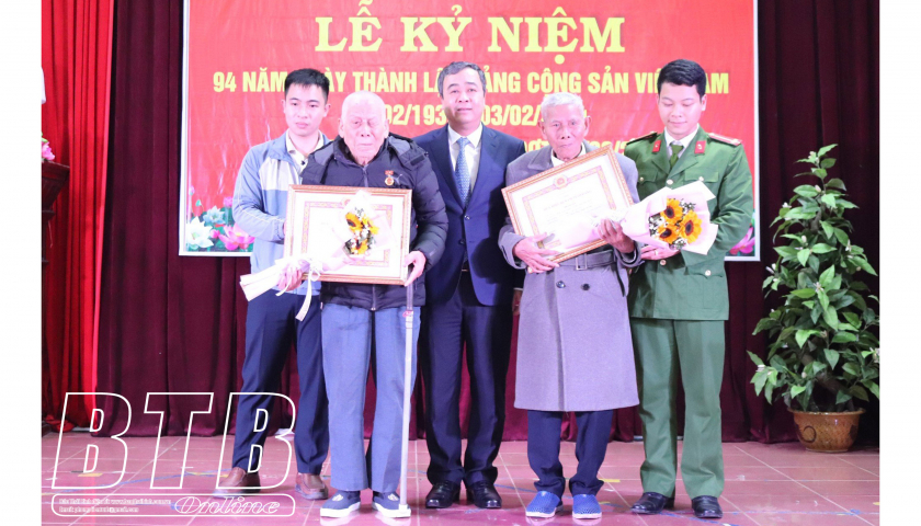   Đồng chí Bí thư Tỉnh ủy trao Huy hiệu Đảng cho đảng viên Đảng bộ xã Minh Lãng