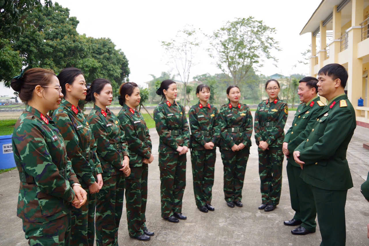   Thăm, tặng quà lực lượng luyện tập phục vụ kỷ niệm 50 năm Ngày giải phóng miền Nam, Nh88 dang Nhap Nh88 live.