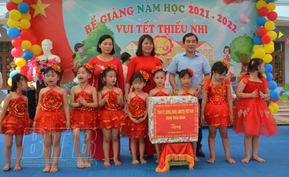   Đồng chí Nguyễn Tiến Thành, Phó Bí thư thường trực Tỉnh ủy, Chủ tịch Nh88 - Cá Cược Mỗi Ngày - Nh88 vip Liền Tay tỉnh thăm, tặng quà nhân ngày Quốc tế thiếu nhi 1/6