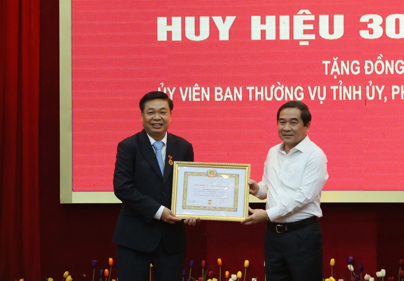   Trao tặng Huy hiệu 30 năm tuổi đảng cho Nh881 Nguyễn Quang Hưng, Ủy viên Ban Thường vụ Tỉnh ủy, Phó Chủ tịch thường trực Nh88 casino tỉnh