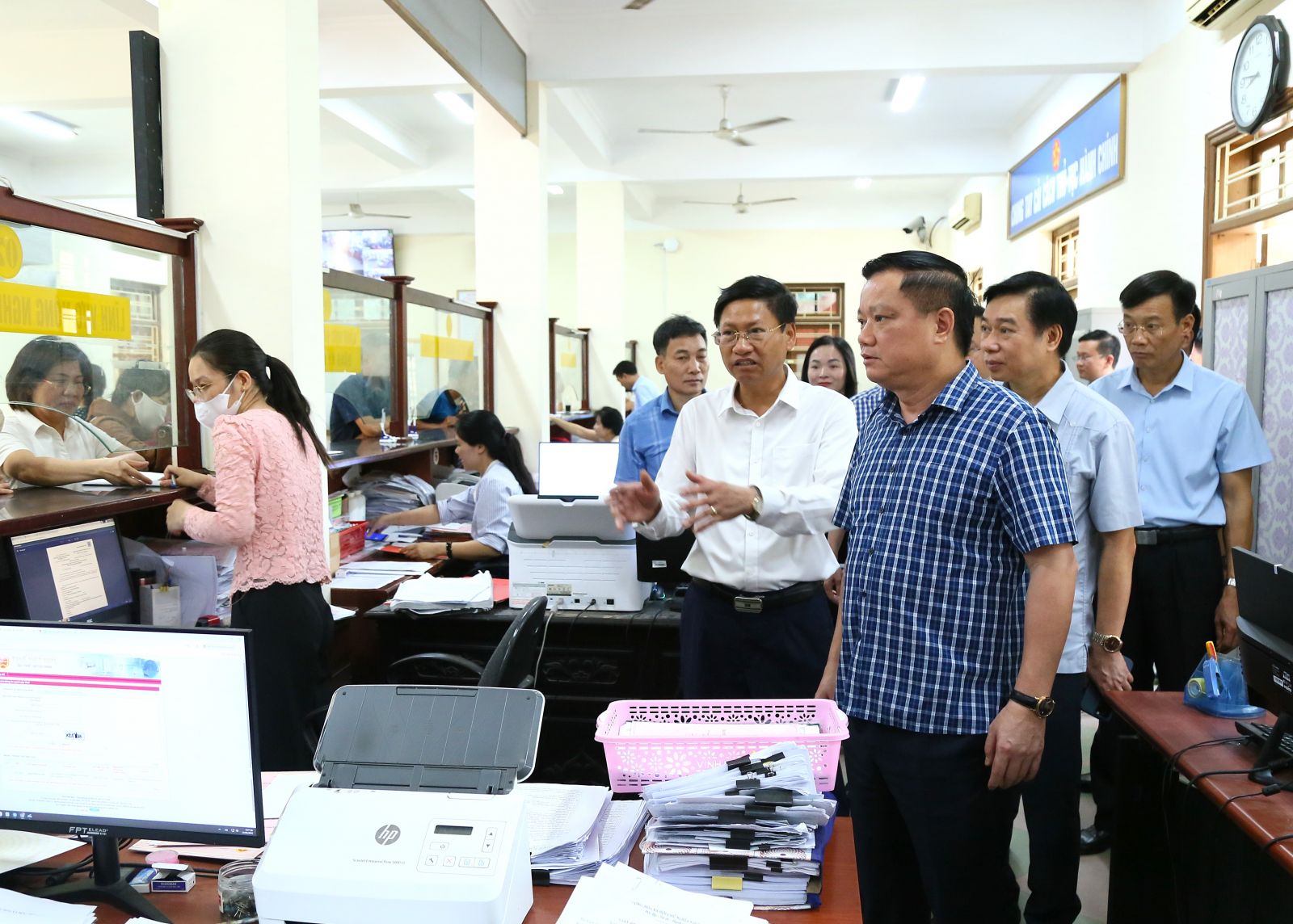   Đồng chí Nguyễn Khắc Thận, Bí thư Tỉnh ủy kiểm tra cơ sở vật chất trước khi vận hành thử nghiệm trung tâm phục vụ Nh88 dang Nhap công tại thành phố Thái Bình