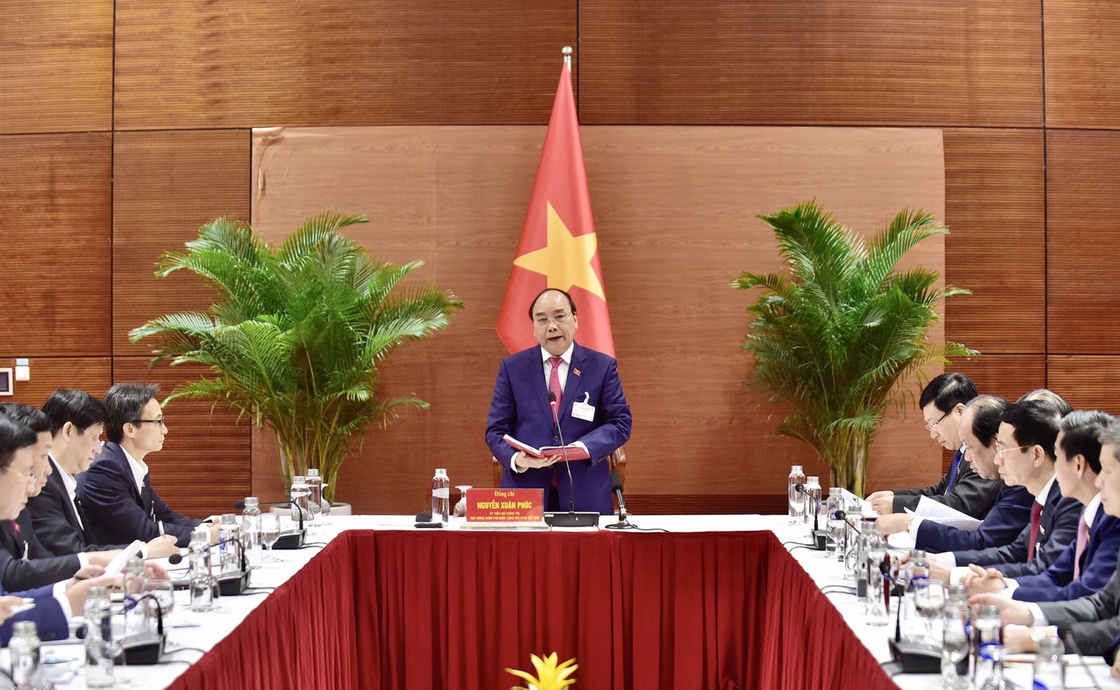   Phòng dịch quyết liệt nhưng vẫn bảo đảm người dân đón Tết