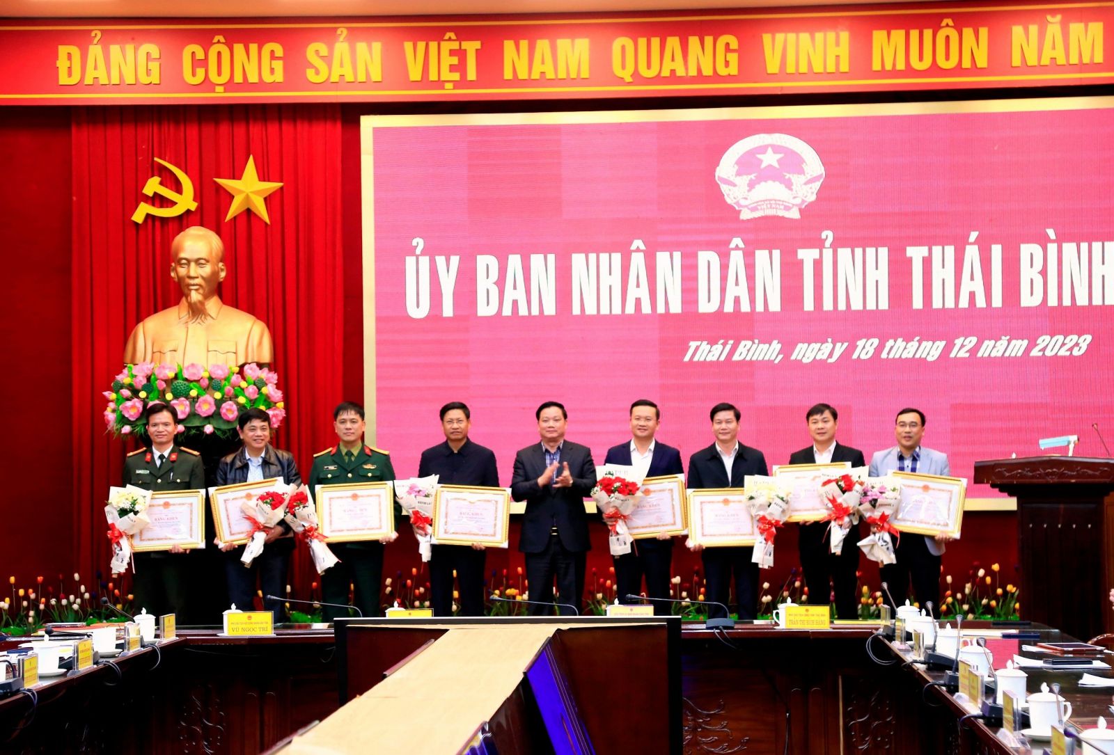   28 tập thể, cá nhân được khen thưởng vì có thành tích tổ chức thành công chương trình 