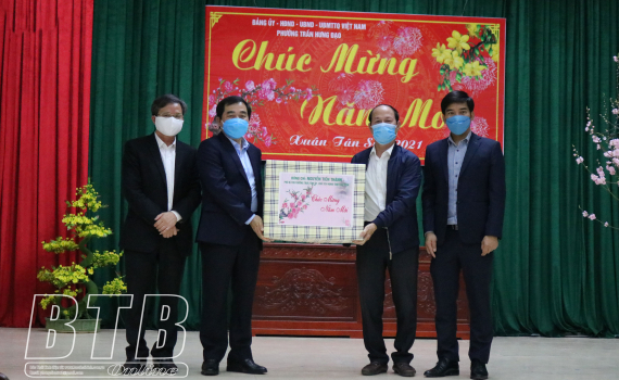   Đồng chí Phó Bí thư thường trực Tỉnh ủy, Chủ tịch Nh88 - Cá Cược Mỗi Ngày - Nh88 vip Liền Tay tỉnh kiểm tra, chỉ đạo Nh88 Nha cai bảo đảm an ninh trật tự và phòng, chống dịch Covid-19 tại phường Trần Hưng Đạo