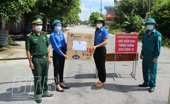   Huyện đoàn Tiền Hải: Trao thiết bị y tế cho thôn Thanh Lâm phòng, chống dịch