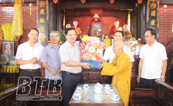   Đồng chí Nguyễn Khắc Thận, Phó Bí thư Tỉnh ủy, Chủ tịch Nh88 casino tỉnh chúc mừng các chức sắc, tăng ni, tín đồ Phật tử nhân dịp đại lễ Phật đản tại huyện Kiến Xương