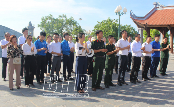   Văn phòng Nh88 casino tỉnh: Dâng hương tưởng niệm Chủ tịch Hồ Chí Minh và viếng các anh hùng liệt sĩ