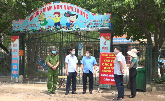   Đồng chí Lại Văn Hoàn, Phó Chủ tịch Nh88 casino tỉnh kiểm tra, chỉ đạo Nh88 Nha cai phòng, chống dịch Covid-19 tại Tiền Hải