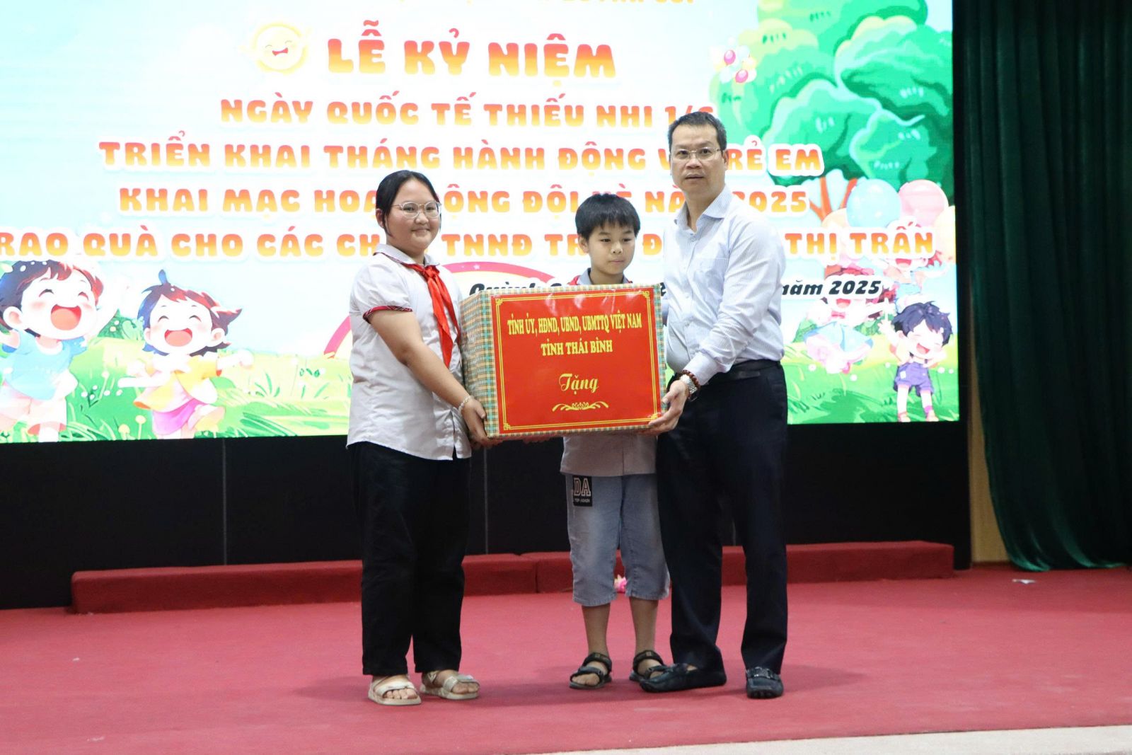  Đồng chí Nguyễn Mạnh Hùng, Phó Bí thư Tỉnh ủy, Chủ tịch Nh88 casino tỉnh thăm, tặng quà trẻ em tại huyện Quỳnh Phụ