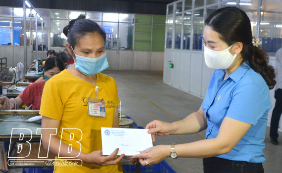   Liên đoàn Lao động thành phố: Trao 120 suất quà cho công nhân lao động có hoàn cảnh khó khăn