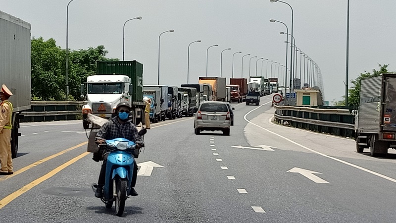   Thái Bình: Công nhân được phát thẻ đi lại qua chốt kiểm dịch