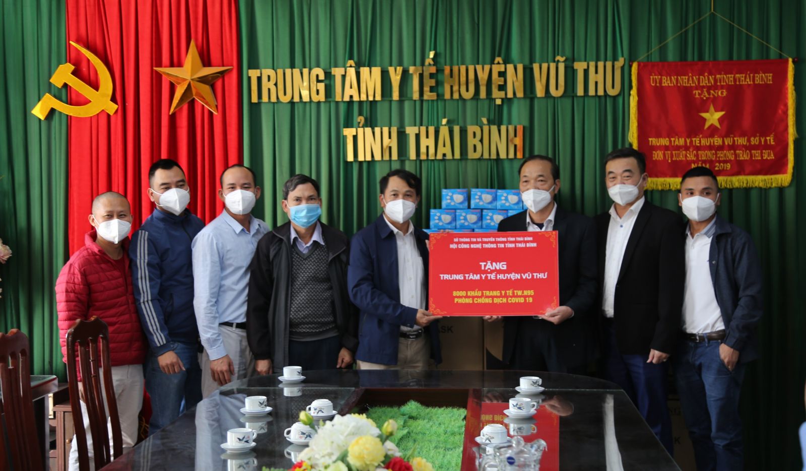   Trao quà ủng hộ Trung tâm Y tế huyện Vũ Thư và huyện Quỳnh Phụ phòng, chống dịch Covid-19