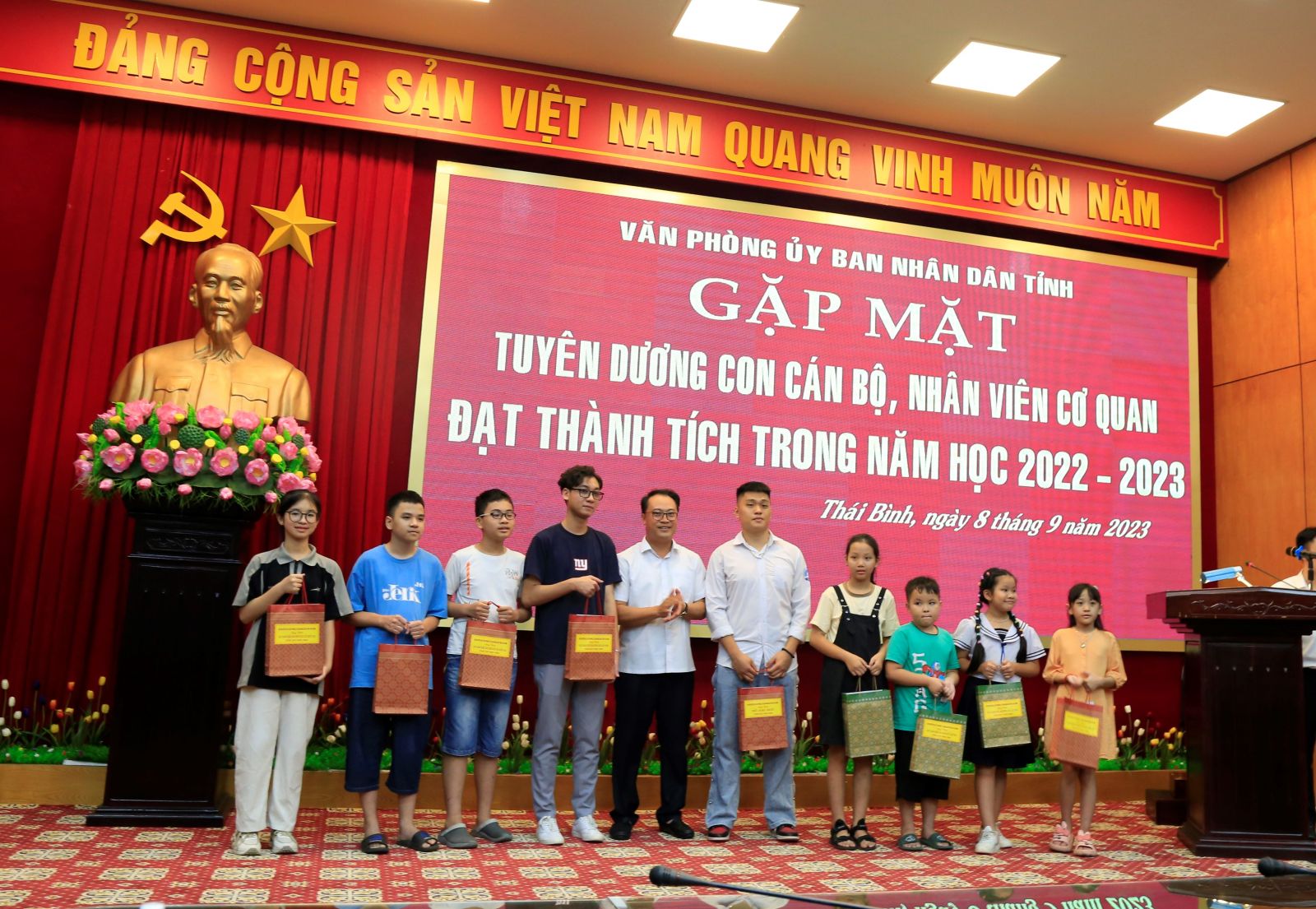   Văn phòng Nh88 casino tỉnh: Gặp mặt, tuyên dương, khen thưởng con cán bộ, nhân viên có thành tích trong học tập năm học 2022-2023
