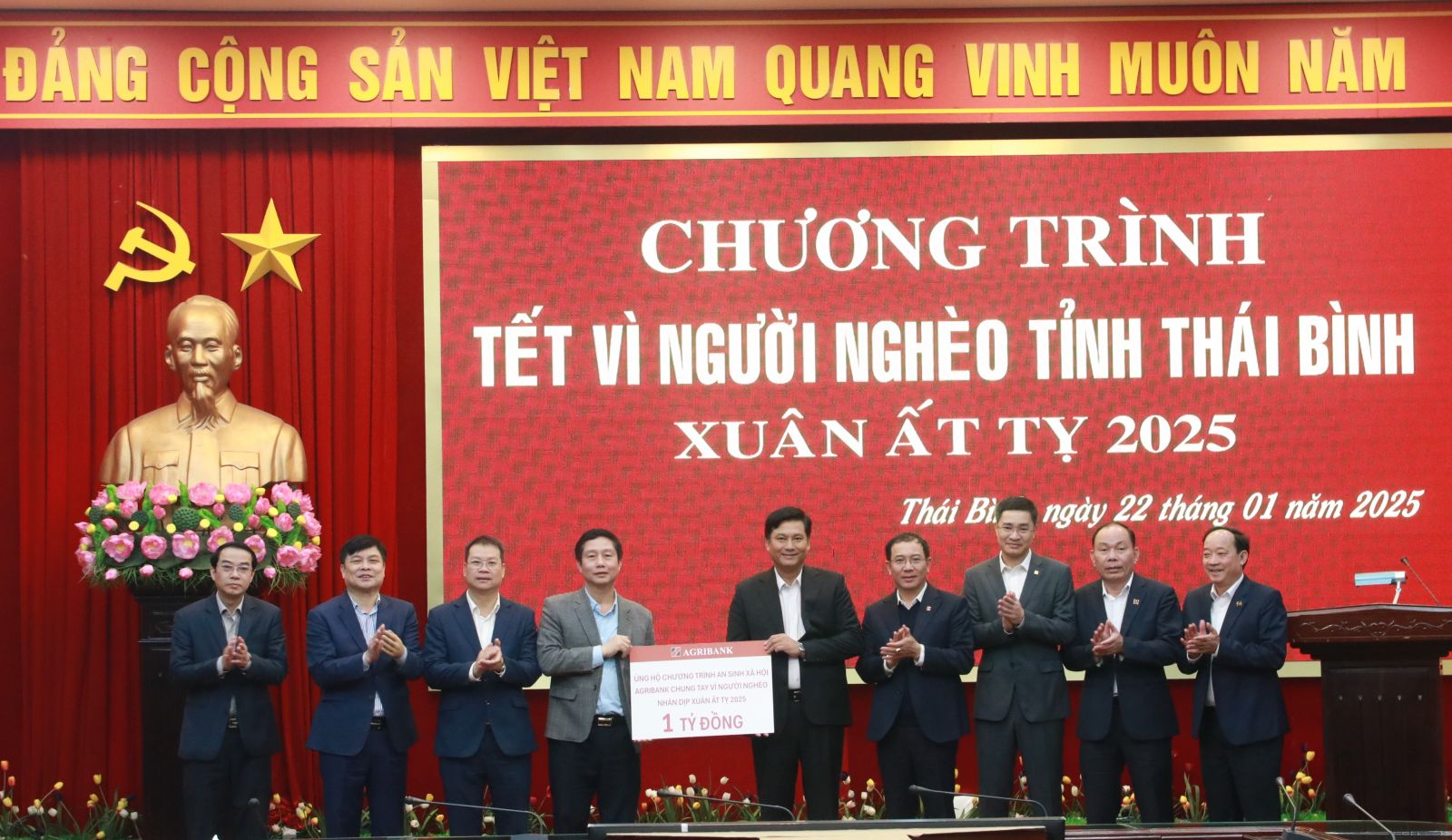   Tiếp nhận 1 tỷ đồng quà tết Ngân hàng Nông nghiệp và Nh883 nông thôn Việt Nam hỗ trợ tặng quà tết cho hộ có hoàn cảnh khó khăn
