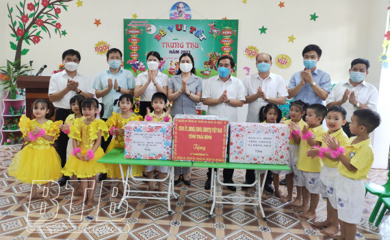  Đồng chí Nguyễn Tiến Thành, Phó Bí thư thường trực Tỉnh ủy, Chủ tịch Nh88 - Cá Cược Mỗi Ngày - Nh88 vip Liền Tay tỉnh thăm, tặng quà tết Trung thu tại huyện Hưng Hà