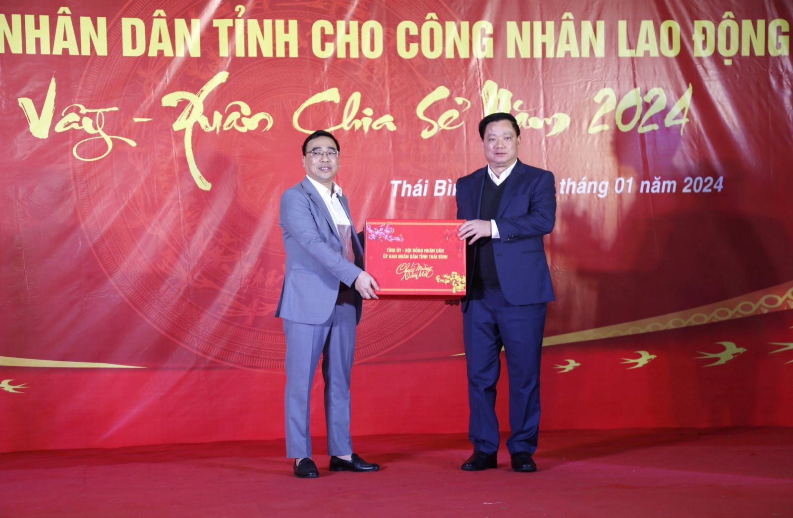   Đồng chí Phó Bí thư Tỉnh ủy, Chủ tịch Nh88 casino tỉnh trao quà Tết tại thành phố Thái Bình